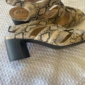 Abella faux snakeskin sandals - Size 9.5